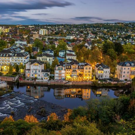 Vue panoramique de la rivière par la ville contre le ciel