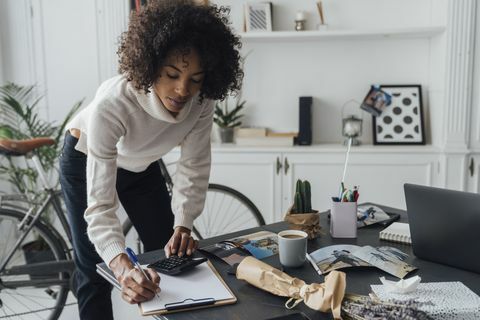 Femme bureau, utilisation, calculatrice 