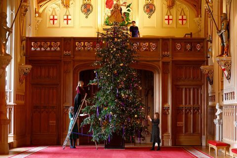 arbre de noël dans le hall de st george, au château de windsor