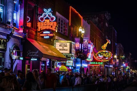 Enseignes au néon sur Lower Broadway (Nashville) la nuit