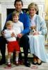 Un nouveau livre affirme que le prince Charles a «pleuré» la nuit avant d'épouser la princesse Diana