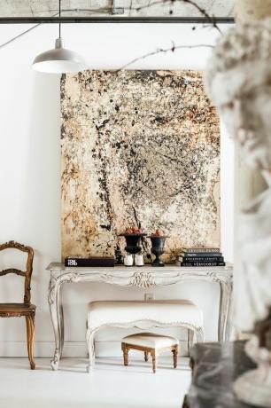 table console de salon avec une peinture dessus et un banc en dessous