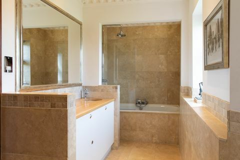 Salle de bain familiale moderne avec des carreaux de couleur miel