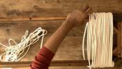 Mikel Welch crée un banc de corde assez bricolage à partir d'une table bon marché