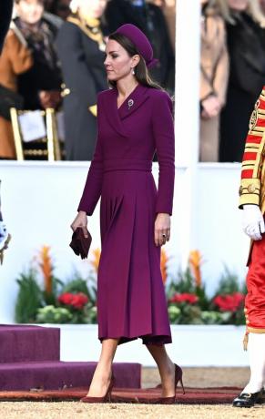 accueil solennel par le roi et la reine consort, parade des gardes à cheval