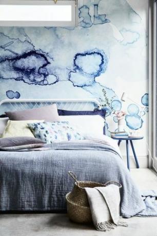 Inspiration de style: Inky blues. Stylisme par Sally Denning. Photographie de Mark Scott.