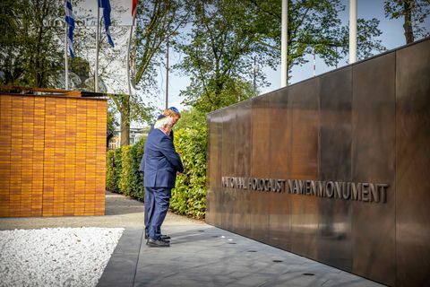 le roi willem alexander des pays-bas ouvre le monument national de l'holocauste à amsterdam