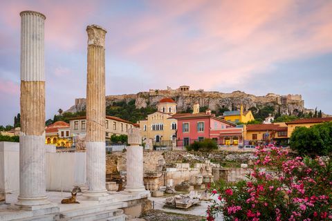 Vestiges de la bibliothèque et de l'Acropole d'Hadrien dans la vieille ville d'Athènes,