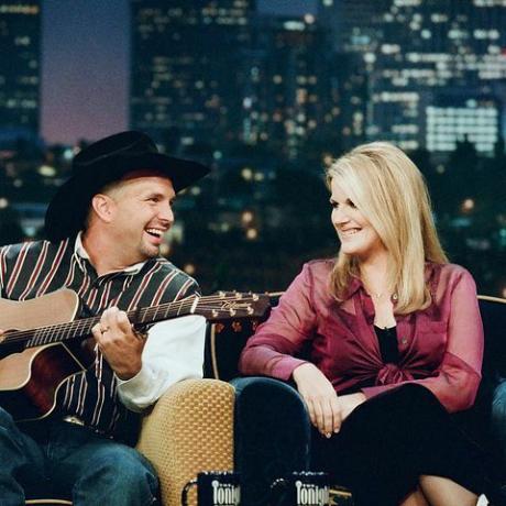 Le spectacle de ce soir avec jay leno épisode 1222 sur la photo l r invités musicaux garth brooks et trisha yearwood le 11 septembre 1997 photo de margaret nortonnbcu photo banknbcuniversal via getty images via getty images