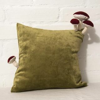 Coussin vert Fungimaa avec champignons en cuir suédé rouge