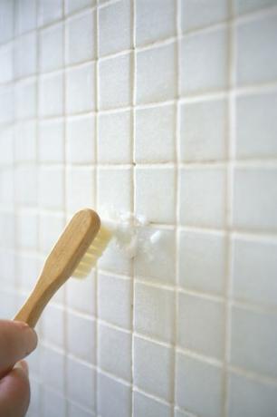 Brosse à dents nettoyage salle de bain mur carrelé