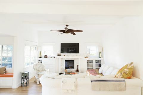 Ventilateur de plafond sur salon blanc