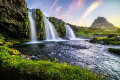 Kirkjufell au lever du soleil en été