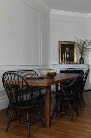 table à manger, coin repas, table à manger antique en bois, chaises en bois noires