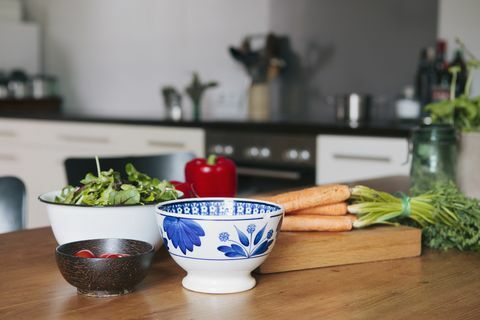 Légumes et bols sur table en bois dans la cuisine