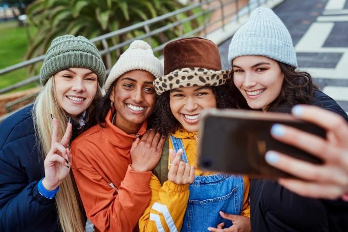 heureux, selfie et amies voyageant ensemble dans la ville pendant leurs vacances au mexique diversité, sourire et jeunes femmes prenant des photos amusantes au téléphone pour les publier sur les réseaux sociaux pendant leurs vacances