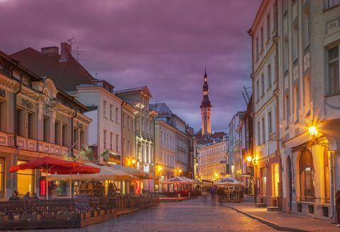 Rue illuminée en paysage urbain, Tallin, Estonie