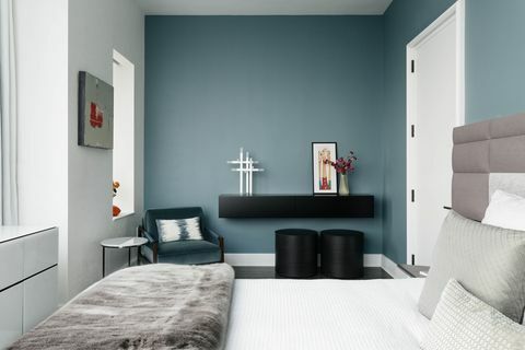 chambre à coucher, mur bleu vert, étagères noires