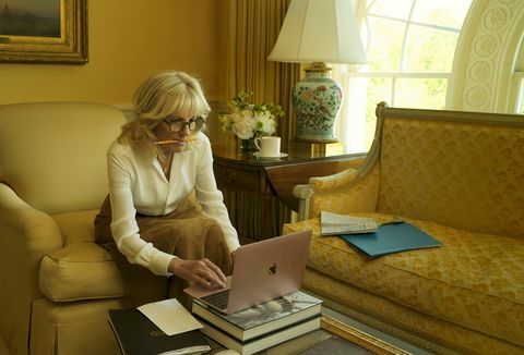 dr jill biden dans le numéro d'août 2021 de vogue, photographié par annie leibovitz à la maison blanche