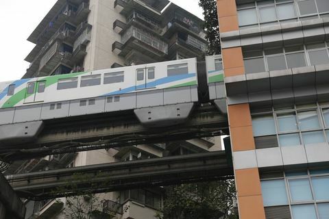 Un chemin de fer léger traverse un immeuble résidentiel à Chongqing