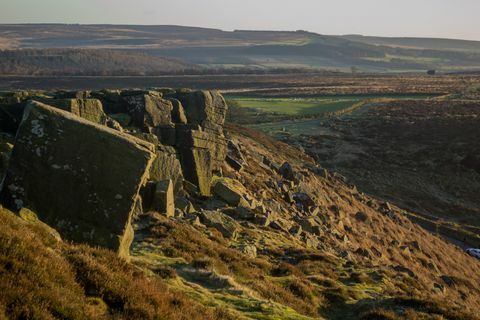 Vue paysage, y compris une paroi rocheuse au bord de la bordure dans le Peak District, Royaume-Uni