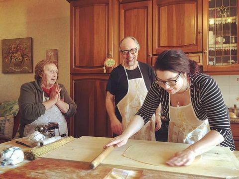 trois personnes, dans, cuisine, confection, pâtes, dans, italie