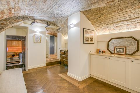 salle de bain avec plafonds voûtés en pierre