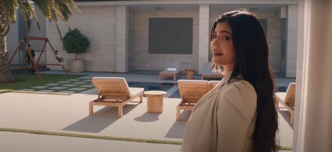 kylie jenner a une piscine au milieu de son manoir à los angeles, comme on le voit dans sa vidéo de 73 questions pour vogue