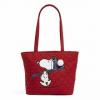 La nouvelle collection de vacances sur le thème de Snoopy de Vera Bradley comblera vos rêves de cacahuètes