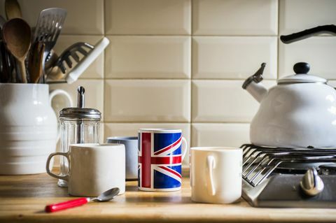 Comptoir de cuisine avec cruche d'ustensiles et tasses à café