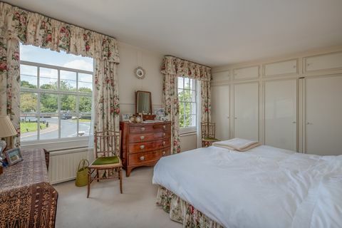 Rose Cottage, la maison d'enfance de l'acteur de Pink Panther David Niven dans le village de Bembridge sur l'île de Wight, est en vente pour 975 000 £.