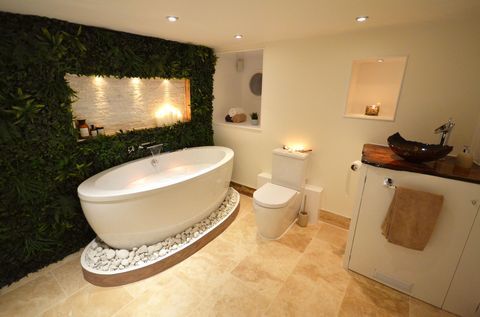 Salle de bain de la décoratrice d'intérieur Lili Giacobino avec un mur de jardin vertical et une sensation de spa de luxe