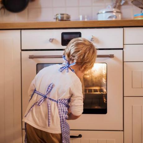 Petit garçon, regarder dans four, intérieur, cuisson