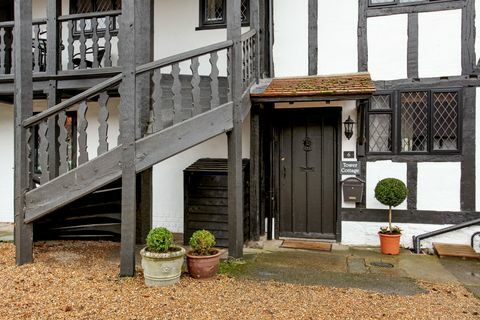 Tower Cottage - Surrey - porte - Fine & Country