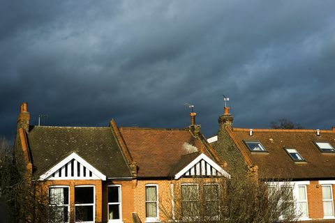 Nuages ​​menaçants sur les maisons éclairées par le soleil