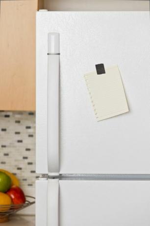 frigo blanc dans la cuisine