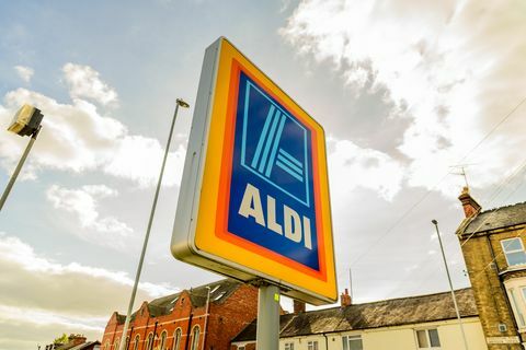 Logo Aldi signe dans le centre-ville de Northampton