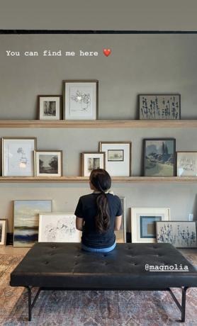 joanna gaines regardant son art mural