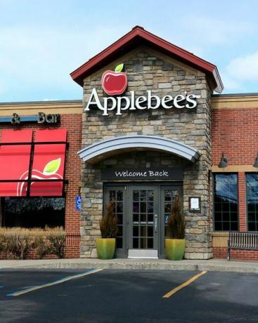 entrée du restaurant applebees avec logo au-dessus de la porte, nord de l'idaho photo de don melinda crawfordeducation imagesuniversal images group via Getty Images