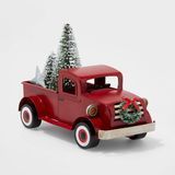 Petit camion avec arbre décoratif de Noël rouge