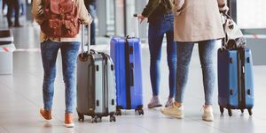 Passagers marchant dans le terminal de l'aéroport