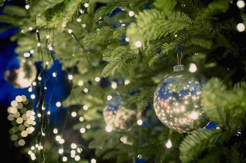 Arbre de Noël avec des boules et des guirlandes