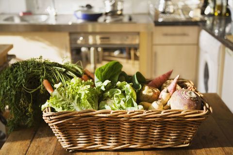 Légumes dans le panier sur la table de la cuisine