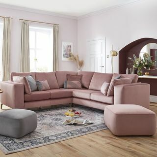 House Beautiful Canapé Darcy en Velours Rose DFS