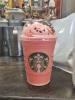 Starbucks Barista crée des frappuccinos pour la Saint-Valentin
