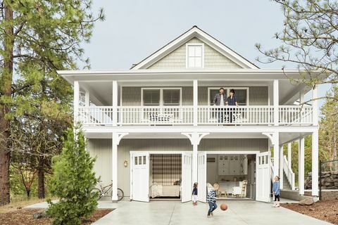 extérieur d'un garage converti de style cottage