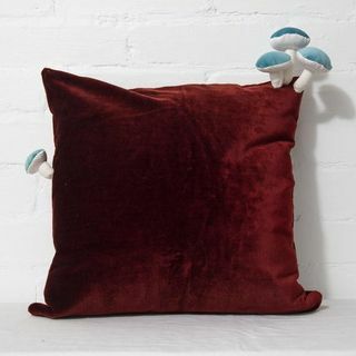 Coussin Fungimaa Rouge Foncé aux Champignons Turquoise