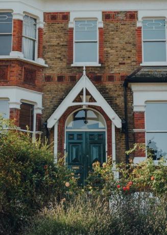 Londres, Royaume-Uni 20 août 2020 façade d'une maison mitoyenne traditionnelle à Crouch End, une zone du nord de Londres traditionnellement favorisée par les créatifs et les familles, vue sur la verdure