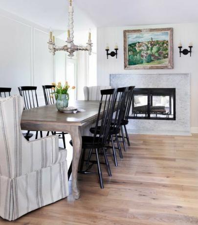 salle à manger, table à manger antique, chaises noires, cheminée