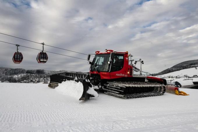 14 décembre 2022, hessen, willen un tyran de pisten prépare une pente descendante à côté des cabines du téléphérique d'ettelsberg willen dans le La région du Sauerland commence la saison d'hiver le soir avec des courts de ski photo swen pförtnerdpa photo par swen pförtnerpicture alliance via Images: getty